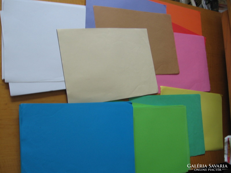 Retro vegyes színes iskolai kézimunka, hajtogatós, origami lapok dossziéban.