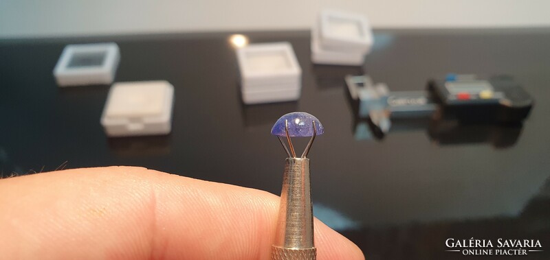 Extra tanzanite 2.35 Carats. Hardly polished. With certification.