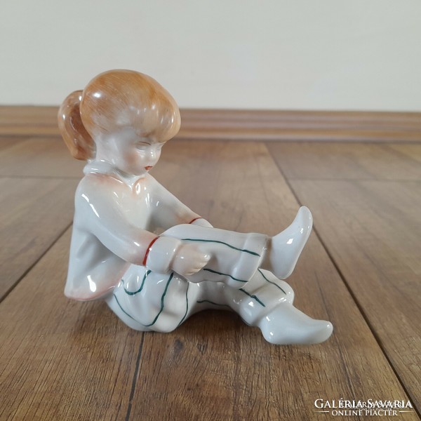 Rare painted aquincum little girl figurine