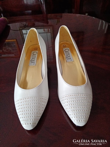 Fehér női cipő  arany színű béléssel és díszítéssel  Méret:  8 1/2 W