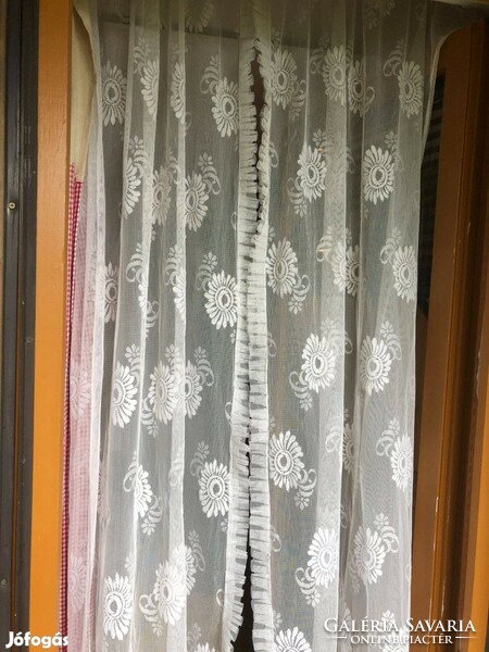 Lace curtains with ruffled, rose pattern, in a pair