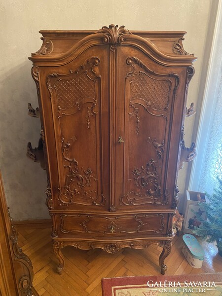 Neo-baroque wardrobe