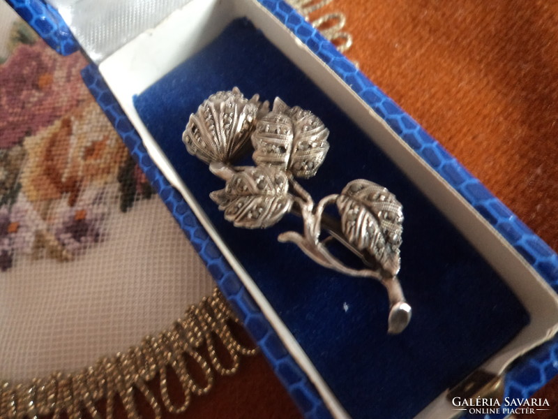 Beautiful brooch in the shape of a thistle flower, decorated with antique silver marcasite, 8.0 gr