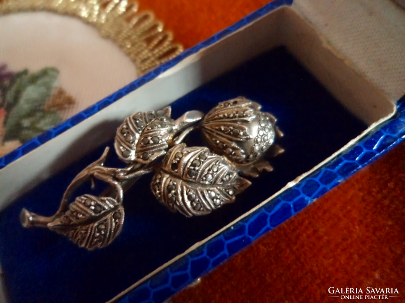 Beautiful brooch in the shape of a thistle flower, decorated with antique silver marcasite, 8.0 gr