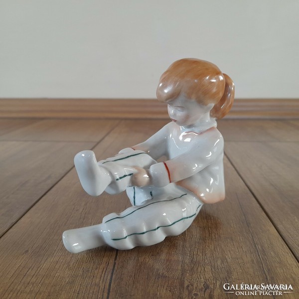 Rare painted aquincum little girl figurine