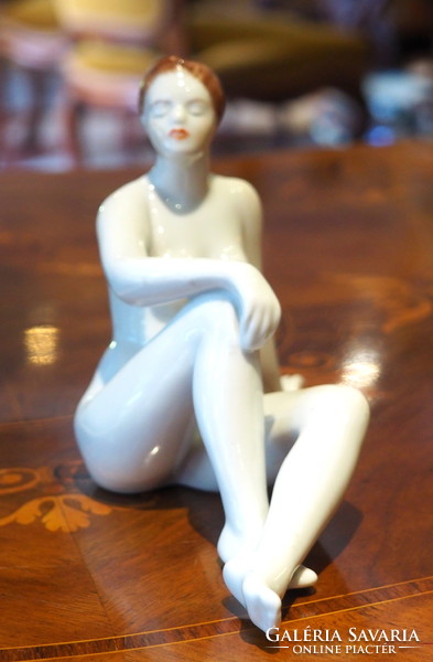 Hollóházi-figura: Földön ülő akt