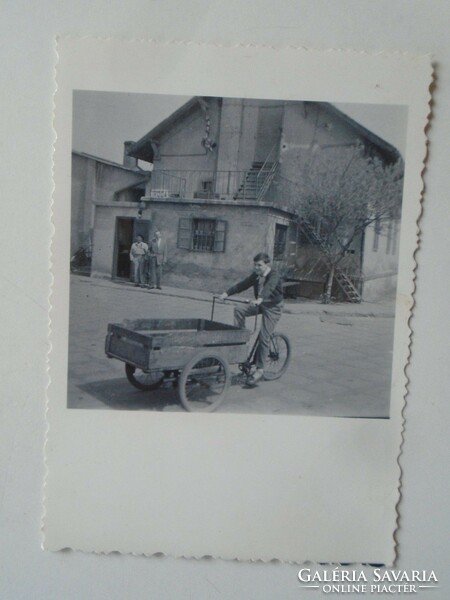 ZA451.128   Pécs - fiú  tricikli kocsival  -   régi fotó  1959