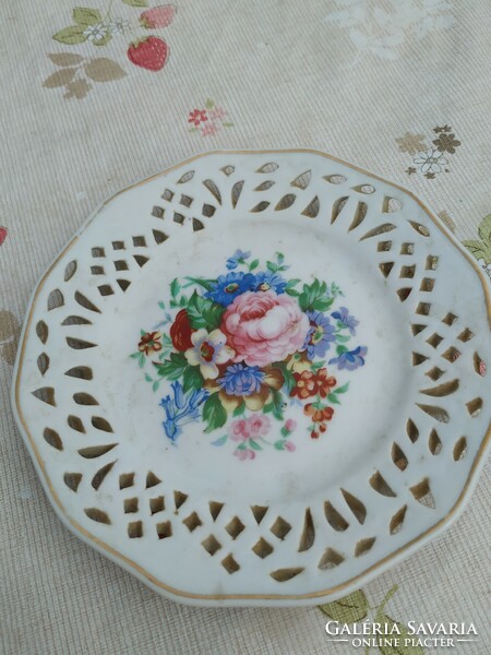 Porcelán rózsás, áttörtszélű tányér  eladó!készlethez pótlára