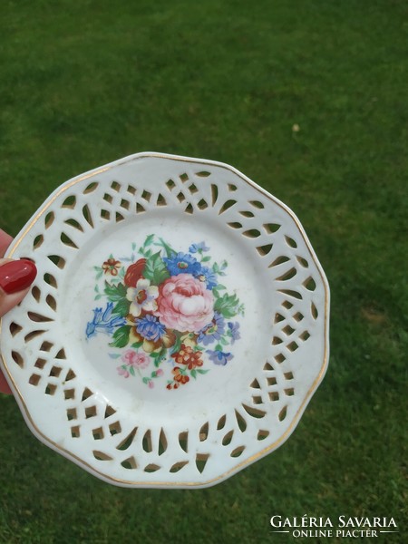 Porcelán rózsás, áttörtszélű tányér  eladó!készlethez pótlára