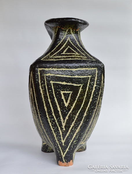 Ceramic floor vase from Pesthidegkút. Injured.