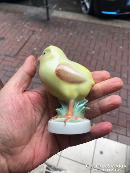 Herend chick figurine, made of porcelain, 10 cm high.