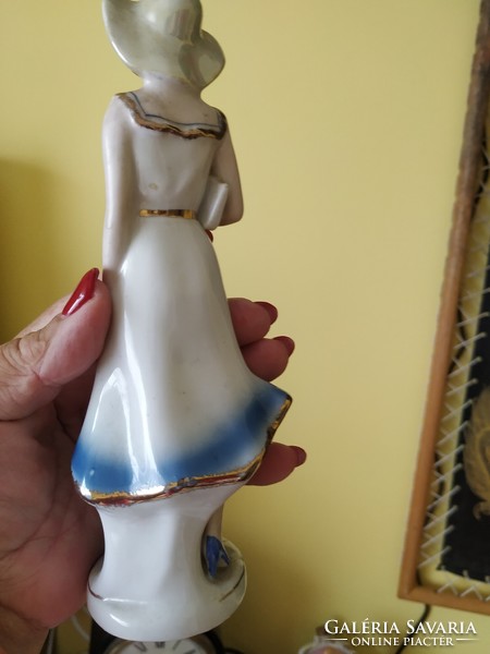Porcelain lady in hat for sale!