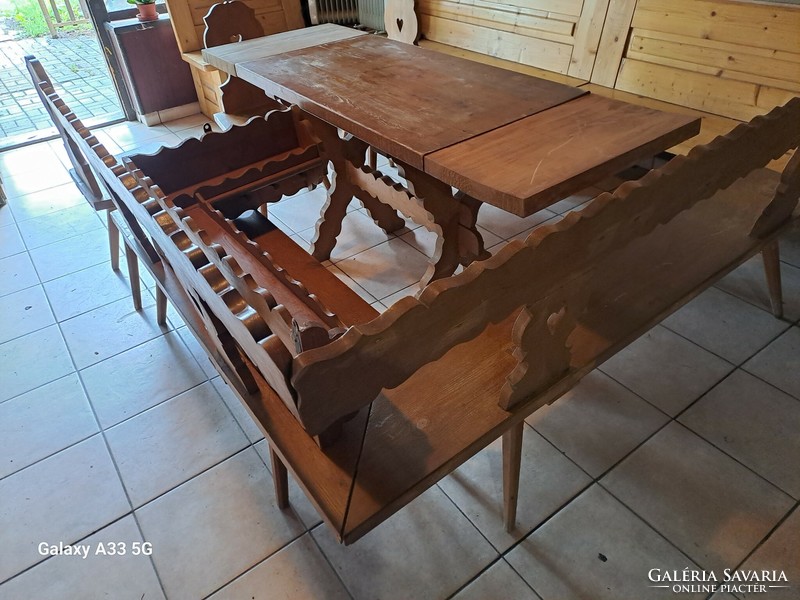 Paraszti népi konyha bútor sarokpad asztallal székekkel sarokpolccal