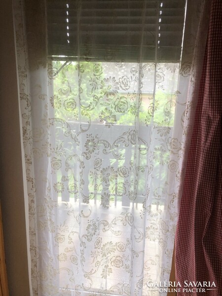 Silk curtain with white, ecru rose, flower, tendril pattern