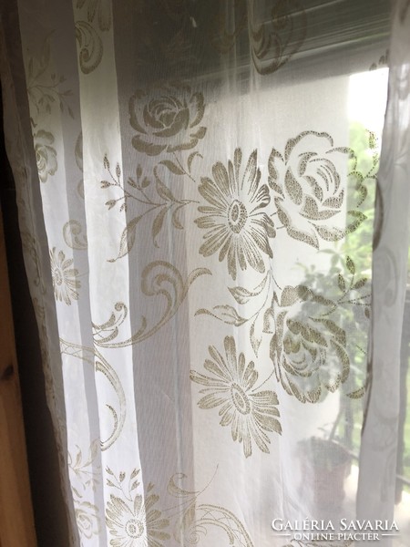 Silk curtain with white, ecru rose, flower, tendril pattern