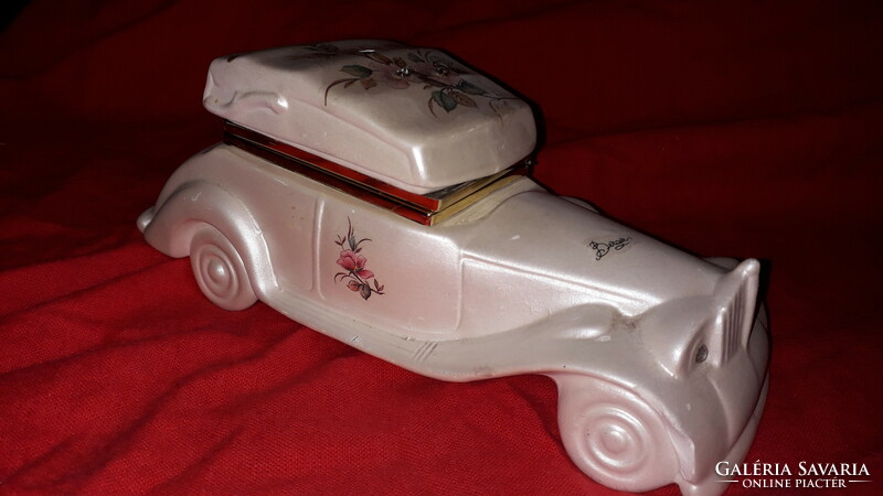 Beautiful biscuit Italian porcelain silk-glazed jewelery holder oldsmobil car 22 x 8 x 9cm as shown in the pictures