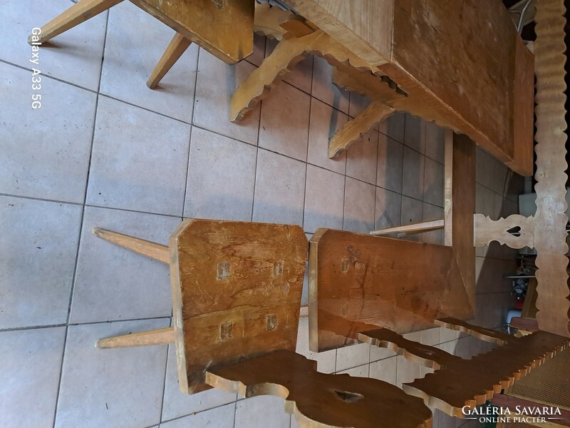 Paraszti népi konyha bútor sarokpad asztallal székekkel sarokpolccal