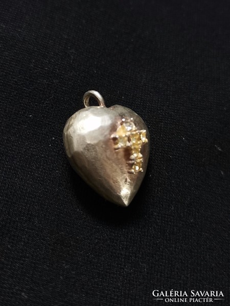 Gyönyörű ezüst szív medál
