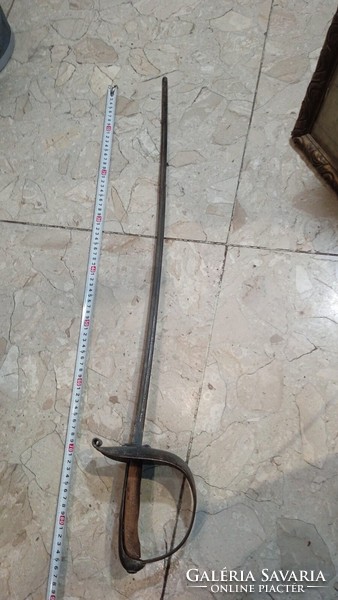 Cavalry sword of the M861 pattern, with a blade length of 85 cm.