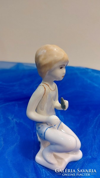 Porcelán térdelő figura