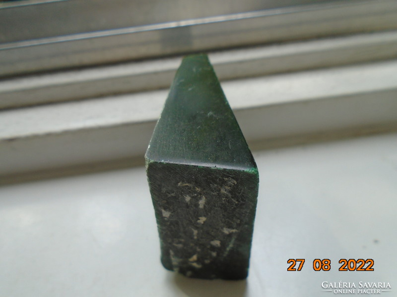 Csiszolt kő párduc szignós képével