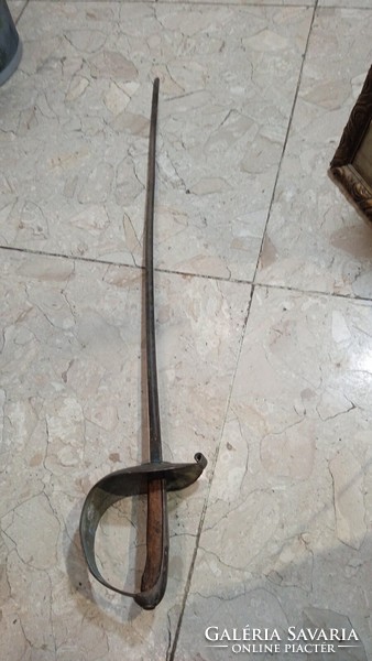 Cavalry sword of the M861 pattern, with a blade length of 85 cm.