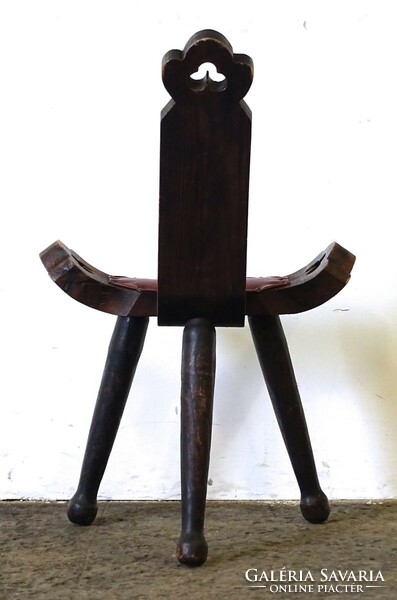 1M701 Régi kisméretű faragott háromlábú szék