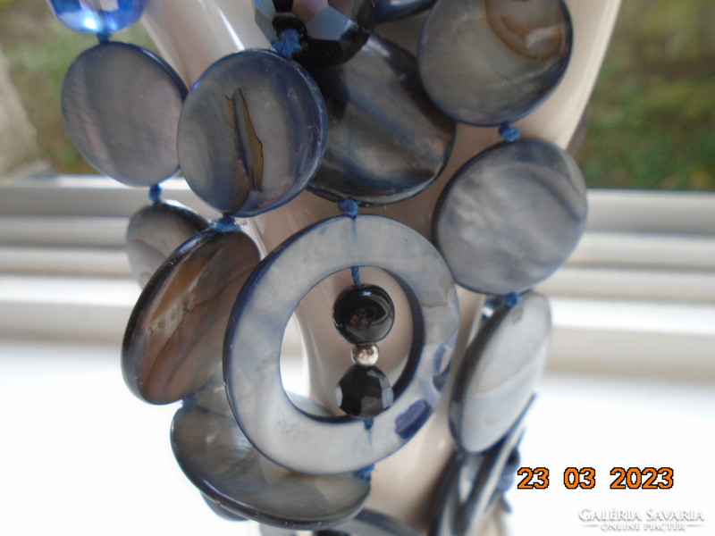 Látványos,hosszú ,nyakék Abalone nagy korong és fazettált ásvány és üveg gyöngyökből