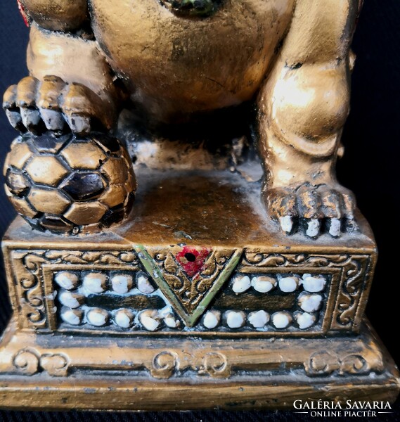 Dt/252 - hand painted and gilded lion statue, Thailand/Bali