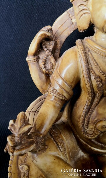 Dt/249 – large bone-colored, polyresin ganesha statue