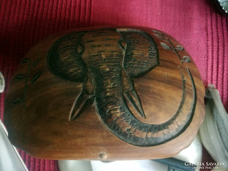 Carved box with Indian elephant pattern - art&decoration