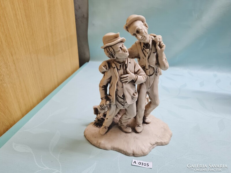 A0315 Italozó férfiak epoxy szobor 26 cm