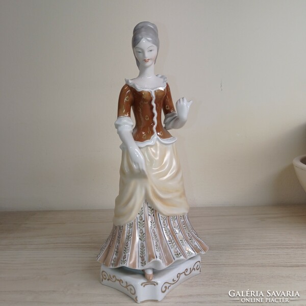 Hollóházi porcelán szobor