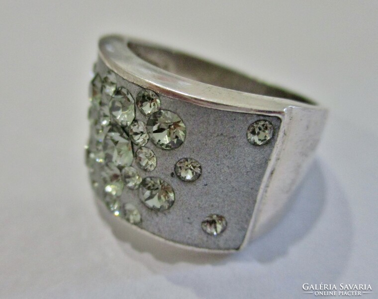 Beautiful silver ring with white zircons