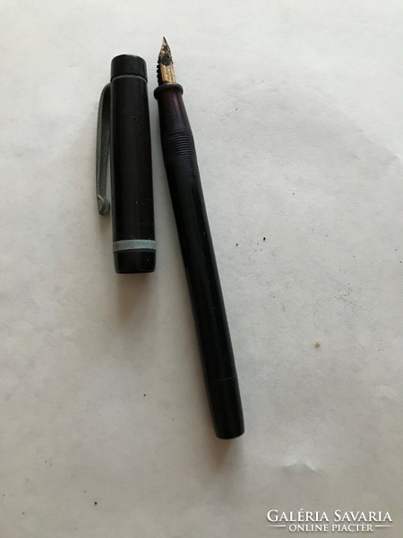 Retro black fountain pen. 13 Cm long