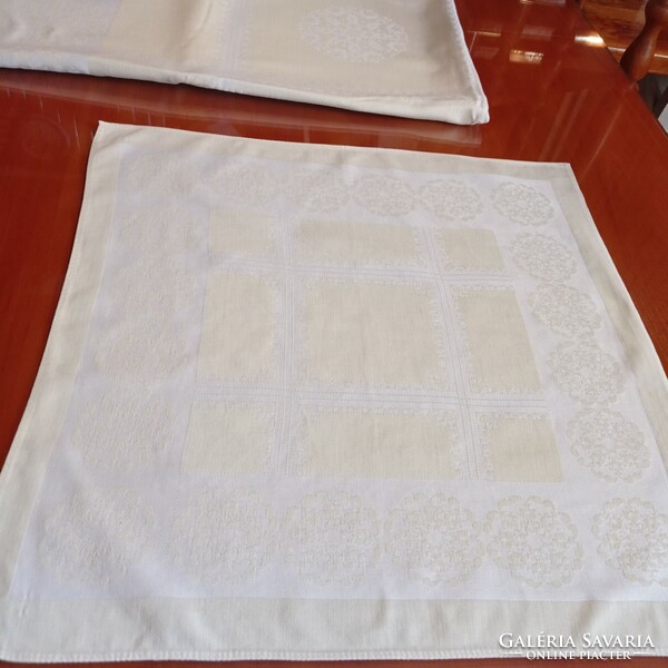 Pale yellow damask tablecloth with 6 napkins