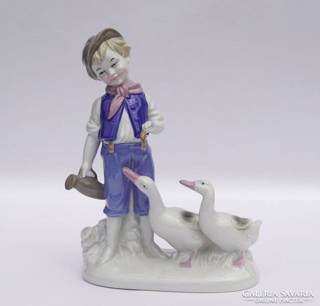 Német porcelán figura GDR Lippelsdorf Hilla Peyk ludakat etető kisfiú