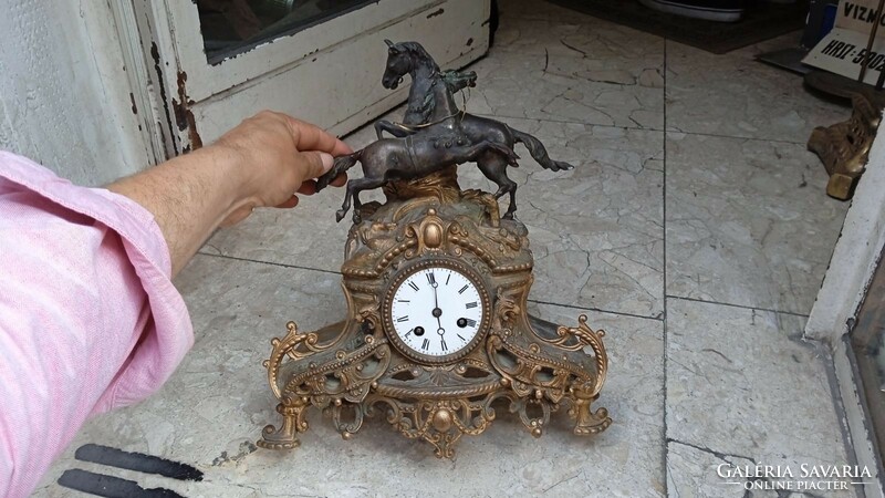 Mantel clock in bronze, baroque style, 19th century. Second half of the century, 30 cm high