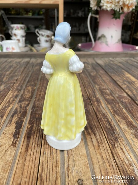 Óherendi porcelán sárga ruhás lány