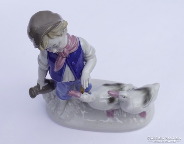 Német porcelán figura GDR Lippelsdorf Hilla Peyk ludakat etető kisfiú