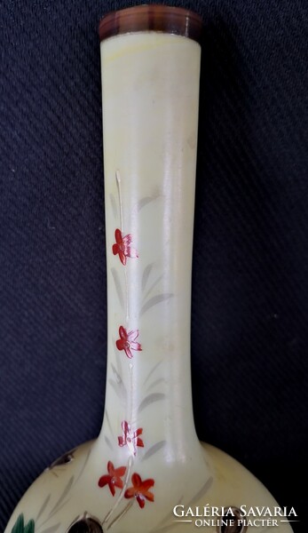 Dt/256 – hand-painted milk glass vase