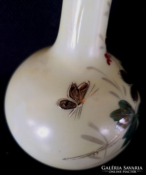 Dt/256 – hand-painted milk glass vase