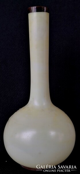 Dt/256 – hand-painted milk glass vase