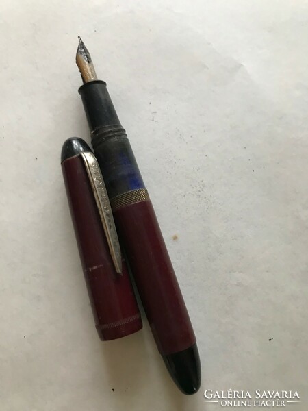 Burgundy colored fountain pen, with original mark. 12 Cm long. 60-70s xx.Sd,.Mid.
