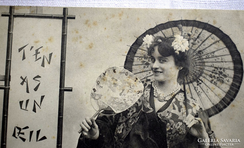 Antik  fotó képeslap gésának öltözött hölgy