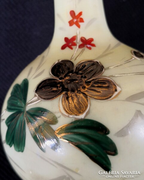 DT/256 – Kézzel festett tejüveg váza