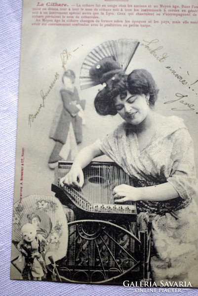Antik  fotó képeslap gésának öltözött hölgy citerával játék ázsiai baba