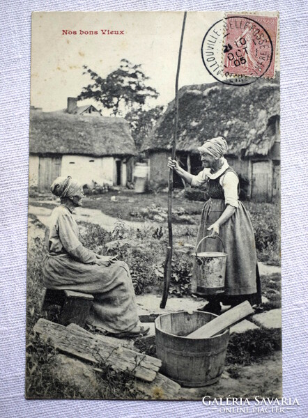 Antik  fotó képeslap  öregnénik a kertben