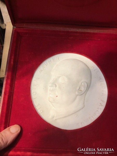 Ernst thalmann's ceramic plaque, 15 cm in size.