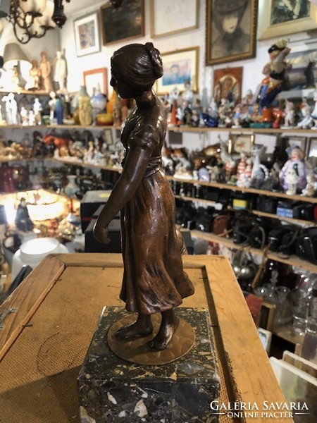 Szecessziós bronz szobor, vizhordó kislány, 22 cm-es alkotás.